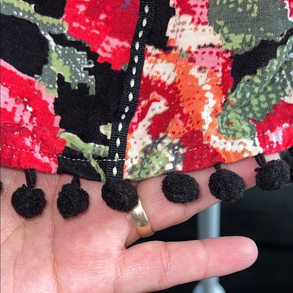 Floral Sleeveless Top with Lace Detail - Picture 5 of 8